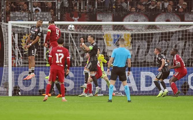 22 10 2025, xovx, Football UEFA Champions League, Eintracht Frankfurt FC Liverpool v l Aurele Amenda Eintracht Frankfurt , Virgil van Dijk FC Liverpool with the goal to 1 2, Conor Bradley FC Liverpool , Robin Koch Eintracht Frankfurt , Michael Zetterer Eintracht Frankfurt , Mario Götze Eintracht Frankfurt , Ibrahima Konate FC Liverpool DFL DFB REGULATIONS PROHIBIT ANY USE OF PHOTOGRAPHS as IMAGE SEQUENCES and or QUASI VIDEO emspor Frankfurt am Main