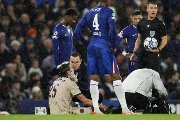 LONDON - Injury treatment for Wout Weghorst of Ajax during the UEFA Champions League match between Chelsea FC and AFC Ajax at Stamford Bridge on October 22, 2025, in London, United Kingdom. ANP MAURICE VAN STEEN UEFA Champions League 2025-2026 xVIxANPxSportx xxANPxIVx 539990952 originalFilename: 539990952.jpg