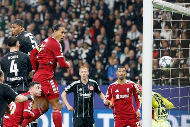 v l Virgil van Dijk Liverpool FC, 4 , Goal scored, scored the goal to 1 2, celebrate the goal 22 10 2025, Football, Uefa Champions League, Eintracht Frankfurt Liverpool FC, GER, Frankfurt am Main, Deutsche Bank Park Copyright: HMBxMedia xHeikoxBecker