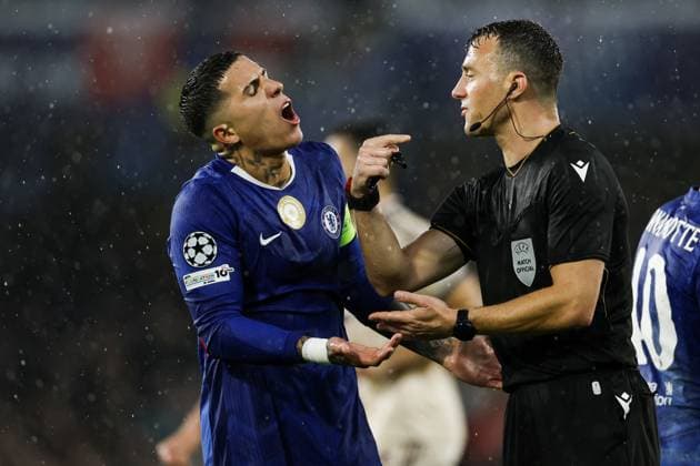 LONDON - (l-r) Enzo Fernandez of Chelsea FC, referee Felix Zwayer during the UEFA Champions League match between Chelsea FC and AFC Ajax at Stamford Bridge on October 22, 2025 in London, United Kingdom. ANP MAURICE VAN STEEN UEFA Champions League 2025-2026 xVIxANPxSportx xxANPxIVx 539991333 originalFilename: 539991333.jpg