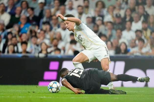 Real Madrid C.F. v Juventus - UEFA Champions League 2025 26 League Phase MD3 Arda Guler attacking midfield of Real Madrid and Turkey adn Pierre Kalulu centre-back of Juventus and France compete for the ball during the UEFA Champions League 2025 26 League Phase MD3 match between Real Madrid C.F. and Juventus at Estadio Santiago Bernabeu on October 22, 2025 in Madrid, Spain. Madrid Spain  Copyright: xJosexBretonx originalFilename:bretonhernandez-realmadr251022_npDWO.jpg