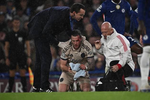 LONDON, ENGLAND - OCTOBER 22: Wout Weghorst of Ajax receives medical treatment to a bloodied head injury during the UEFA Champions League 2025 26 League Phase MD3 match between Chelsea FC and AFC Ajax at Stamford Bridge on October 22, 2025 in London, England. Photo Sebastian Frej Chelsea FC v AFC Ajax - UEFA Champions League 2025 26 League Phase MD3 Copyright: xSebastianxFrejx