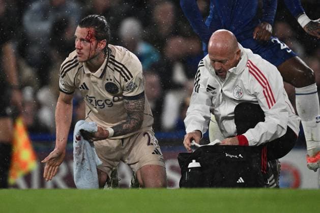 LONDON, ENGLAND - OCTOBER 22: Wout Weghorst of Ajax receives medical treatment to a bloodied head injury during the UEFA Champions League 2025 26 League Phase MD3 match between Chelsea FC and AFC Ajax at Stamford Bridge on October 22, 2025 in London, England. Photo Sebastian Frej Chelsea FC v AFC Ajax - UEFA Champions League 2025 26 League Phase MD3 Copyright: xSebastianxFrejx