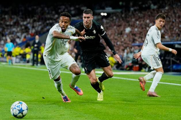 ESP: Real Madrid v Juventus. UEFA Champions League. Matchday 3. Dusan Vlahovic of Juventus FC and Eder Militao and Raul Asencio of Real Madrid CF during the UEFA Champions League match, between Real Madrid and Juventus, matchday 3, played at Santiago Bernabeu Stadium on October 22, 2025 in Madrid, Spain. kpng Copyright: xCesarxCebollax xPRESSINx PS_241022_RMA_JUV_2526_097