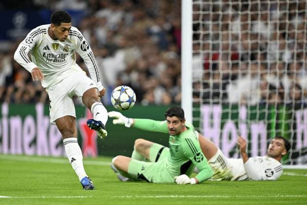 Real Madrid v Juventus - UEFA Champions League MADRID, SPAIN - OCTOBER 22: Jude Bellingham (L) of Real Madrid in action during the UEFA Champions League Week 3 match between Real Madrid and Juventus at Santiago Bernabeu Stadium in Madrid, Spain, on October 22, 2025. Burak Akbulut Anadolu Madrid Spain. Editorial use only. Please get in touch for any other usage.  Copyright: x2025xAnadoluxBurakxAkbulutx