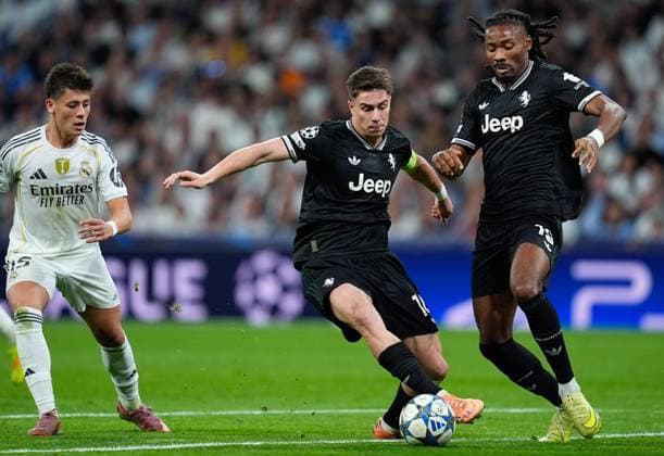 October 22, 2025, Madrid, Madrid, Spain: Kenan Yildiz of Juventus in action during the UEFA Champions League 2025 26 League Phase MD3 match between Real Madrid C.F. and Juventus FC at Estadio Santiago Bernabeu on October 22, 2025 in Madrid, Spain. Madrid Spain - ZUMAa181 20251022_zaa_a181_155 Copyright: xDennisxAgyemanx