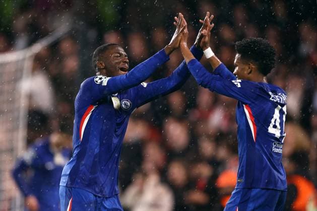Chelsea gegen Ajax 22. Oktober 2025, London UEFA-Champions-League-Phase Chelsea gegen Ajax Moises Caicedo von Chelsea feiert das zweite Tor mit Estevao Willian Foto Jacques Feeney Abseits London UK  Copyright: xJacquesxFeeneyx xOffsidexOffside