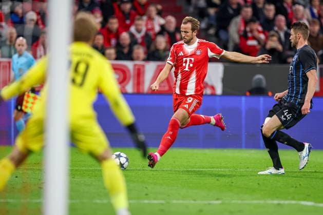 22 10 2025, Football, UEFA Champions League, FC Bayern München Club Bruges, Allianz Arena, Season 2025 2026 Harry Kane FC Bayern Muenchen 09 in a duel against Brandon Mechele Club Bruegge 44 shooting at goalkeeper Nordin Jackers Club Bruegge 29 Regulations prohibit any use of photographs as image sequences and or quasi video Bayern Germany