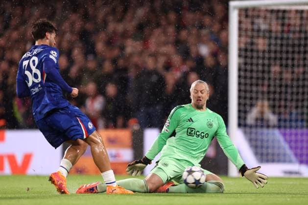 Chelsea gegen Ajax 22. Oktober 2025, London UEFA-Champions-League-Phase Chelsea gegen Ajax Ajax-Torwart Remko Pasveer wehrt einen Schuss von Marc Guiu (Chelsea) ab Foto Jacques Feeney Offside London UK  Copyright: xJacquesxFeeneyx xOffsidexOffside