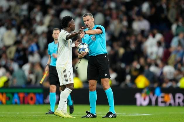 Real Madrid C.F. v Juventus - UEFA Champions League 2025 26 League Phase MD3 Vinicius Junior left winger of Real Madrid and Brazil and referee Slavko Vincic talk during the UEFA Champions League 2025 26 League Phase MD3 match between Real Madrid C.F. and Juventus at Estadio Santiago Bernabeu on October 22, 2025 in Madrid, Spain. Madrid Spain  Copyright: xJosexBretonx originalFilename:bretonhernandez-realmadr251022_npOnj.jpg