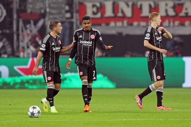 22 10 2025, xovx, Football UEFA Champions League, Eintracht Frankfurt FC Liverpool v l Mario Götze Eintracht Frankfurt , Ansgar Knauff Eintracht Frankfurt and Hugo Larsson Eintracht Frankfurt disappointed, looking disappointed after the goal to 1 3 DFL DFB REGULATIONS PROHIBIT ANY USE OF PHOTOGRAPHS as IMAGE SEQUENCES and or QUASI VIDEO emspor Frankfurt am Main