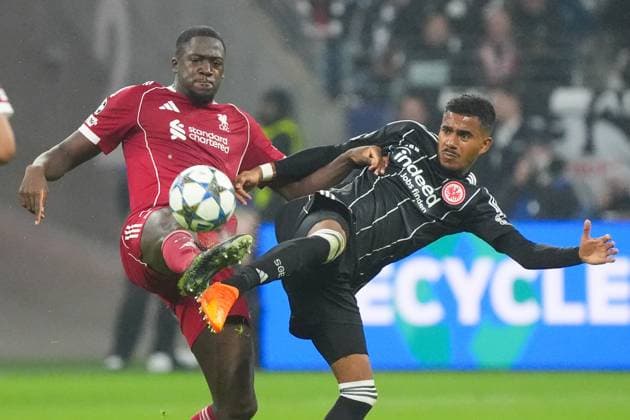 Ibrahima Konate Liverpool FC in a duel with Ansgar Knauff Eintracht Frankfurt, 36 Frankfurt 22 10 2025 Eintracht Frankfurt vs Liverpool FC, Deutsche Bank Park, UEFA Champions League