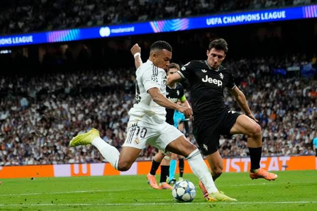 Real Madrid C.F. v Juventus - UEFA Champions League 2025 26 League Phase MD3 Kylian Mbappe centre-forward of Real Madrid and France and Andrea Cambiaso left midfield of Juventus and Italy compete for the ball during the UEFA Champions League 2025 26 League Phase MD3 match between Real Madrid C.F. and Juventus at Estadio Santiago Bernabeu on October 22, 2025 in Madrid, Spain. Madrid Spain  Copyright: xJosexBretonx originalFilename:bretonhernandez-realmadr251022_np8dX.jpg