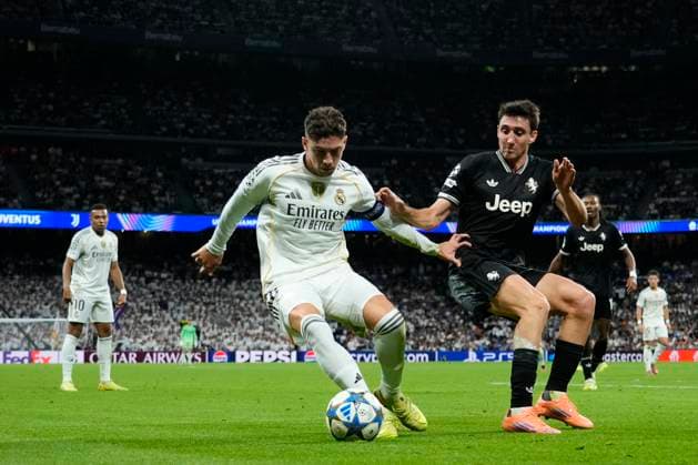 Real Madrid C.F. v Juventus - UEFA Champions League 2025 26 League Phase MD3 Federico Valverde central midfield of Real Madrid and Uruguay and Andrea Cambiaso left midfield of Juventus and Italy compete for the ball during the UEFA Champions League 2025 26 League Phase MD3 match between Real Madrid C.F. and Juventus at Estadio Santiago Bernabeu on October 22, 2025 in Madrid, Spain. Madrid Spain  Copyright: xJosexBretonx originalFilename:bretonhernandez-realmadr251022_npIog.jpg