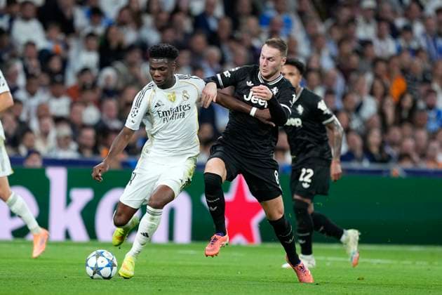 October 22, 2025, Madrid, Madrid, Spain: Aurelien Tchouameni of Real Madrid CF and Teun Koopmeiners of Juventus de Turin in action during the UEFA Champions League 2025 26 League Phase MD3 match between Real Madrid C.F. and Juventus FC at Estadio Santiago Bernabeu on October 22, 2025 in Madrid, Spain. Madrid Spain - ZUMAa181 20251022_zaa_a181_173 Copyright: xOscarxJ.xBarrosox