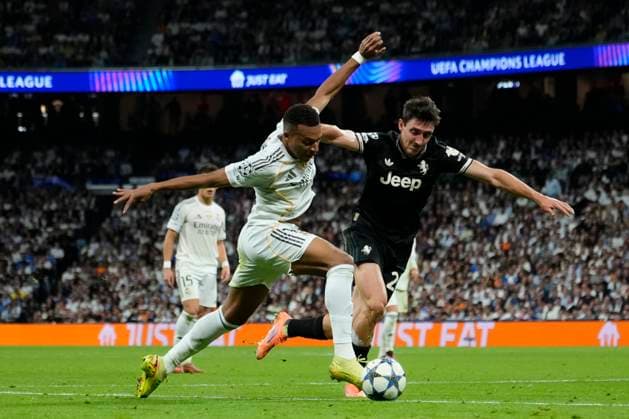 Real Madrid C.F. v Juventus - UEFA Champions League 2025 26 League Phase MD3 Kylian Mbappe centre-forward of Real Madrid and France and Andrea Cambiaso left midfield of Juventus and Italy compete for the ball during the UEFA Champions League 2025 26 League Phase MD3 match between Real Madrid C.F. and Juventus at Estadio Santiago Bernabeu on October 22, 2025 in Madrid, Spain. Madrid Spain  Copyright: xJosexBretonx originalFilename:bretonhernandez-realmadr251022_nppdd.jpg