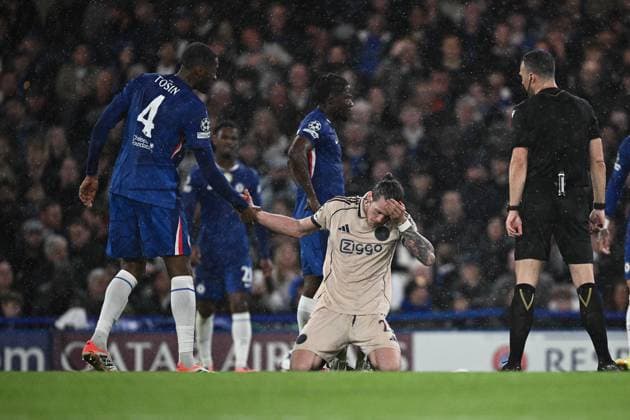 LONDON, ENGLAND - OCTOBER 22: Wout Weghorst of Ajax with a bleeding head injury during the UEFA Champions League 2025 26 League Phase MD3 match between Chelsea FC and AFC Ajax at Stamford Bridge on October 22, 2025 in London, England. Photo Sebastian Frej Chelsea FC v AFC Ajax - UEFA Champions League 2025 26 League Phase MD3 Copyright: xSebastianxFrejx