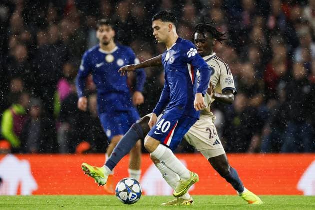 LONDON - (l-r) Facundo Buonanotte of Chelsea FC, Jorthy Mokio of Ajax during the UEFA Champions League match between Chelsea FC and AFC Ajax at Stamford Bridge on October 22, 2025, in London, United Kingdom. ANP MAURICE VAN STEEN UEFA Champions League 2025-2026 xVIxANPxSportx xxANPxIVx 539993164 originalFilename: 539993164.jpg