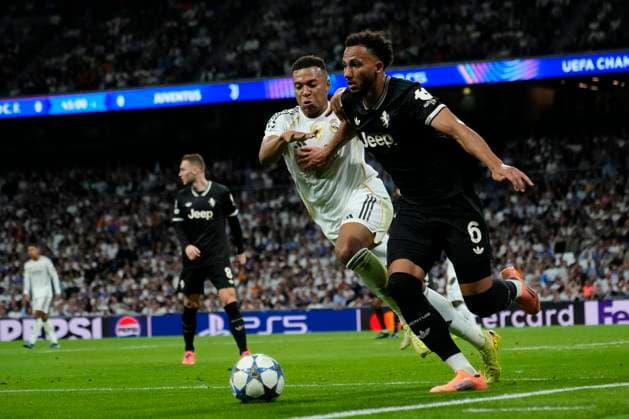Real Madrid C.F. v Juventus - UEFA Champions League 2025 26 League Phase MD3 Lloyd Kelly centre-back of Juventus and England and Kylian Mbappe centre-forward of Real Madrid and France compete for the ball during the UEFA Champions League 2025 26 League Phase MD3 match between Real Madrid C.F. and Juventus at Estadio Santiago Bernabeu on October 22, 2025 in Madrid, Spain. Madrid Spain  Copyright: xJosexBretonx originalFilename:bretonhernandez-realmadr251022_npwbS.jpg
