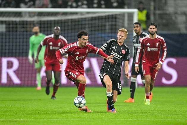 Curtis Jones Liverpool FC, 17 in duel with Hugo Larsson Eintracht Frankfurt, 16 , GER, Eintracht Frankfurt vs Liverpool FC, Football, UEFA Champions League, League Phase, Matchday 3, Season 2025 2026, 22 10 2025 GER, Eintracht Frankfurt vs Liverpool FC, Football, UEFA Champions League, League Phase, Matchday 3, Season 2025 2026, 22 10 2025 Frankfurt am Main Copyright: xEibner-Pressefoto FlorianxWiegandx EP_FWD