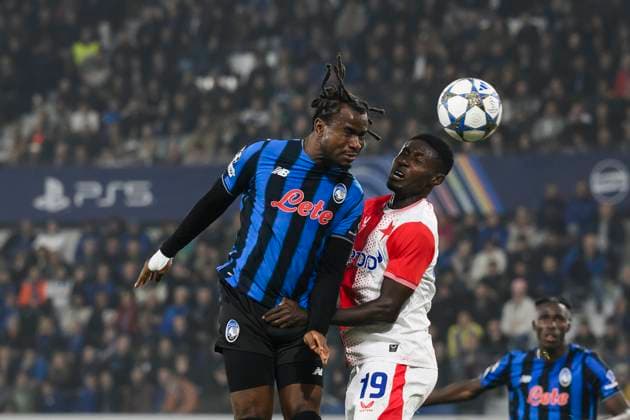 Atalanta BC v SK Slavia Praha - UEFA Champions League Ademola Lookman of Atalanta BC competes for a header with Oscar Dorley SK Slavia Praha during the UEFA Champions League 2025 26 league phase football match between Atalanta BC and SK Slavia Praha. Bergamo Italy Copyright: xNicolòxCampox