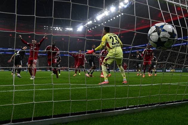 22 10 2025, xjhx, Fussball UEFA Champions League, Eintracht Frankfurt FC Liverpool v l Ibrahima Konate FC Liverpool Torschuetze, erzielt das Tor, Treffer, scores the goal 1 3 Michael Zetterer Eintracht Frankfurt UEFA REGULATIONS PROHIBIT ANY USE OF PHOTOGRAPHS as IMAGE SEQUENCES and or QUASI VIDEO Frankfurt am Main