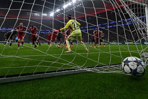 22 10 2025, xjhx, Fussball UEFA Champions League, Eintracht Frankfurt FC Liverpool v l Ibrahima Konate FC Liverpool Torschuetze, erzielt das Tor, Treffer, scores the goal 1 3 Michael Zetterer Eintracht Frankfurt UEFA REGULATIONS PROHIBIT ANY USE OF PHOTOGRAPHS as IMAGE SEQUENCES and or QUASI VIDEO Frankfurt am Main
