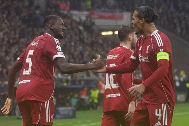 UEFA Champions League Eintracht Franfurt Liverpool FC, 22 10 2025 Ibrahima Konate Liverpool FC 5 claps Virgil van Dijk Liverpool FC 4 after his goal to make it 3 1, Eintracht Franfurt Liverpool FC, Frankfurt, Deutsche Bank Park, 22 10 2025 Copyright: xBEAUTIFULxSPORTS Gawlikx
