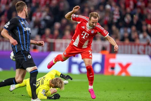22 10 2025, Football, UEFA Champions League, FC Bayern Munich Club Bruges, Allianz Arena, Season 2025 2026 Harry Kane FC Bayern Muenchen 09 fails to score against goalkeeper Nordin Jackers Club Bruges 29 Regulations prohibit any use of photographs as image sequences and or quasi video Bayern Germany