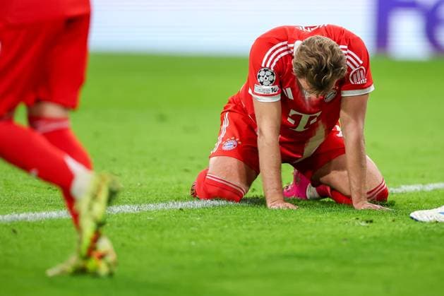22 10 2025, Football, UEFA Champions League, FC Bayern München Club Brugge, Allianz Arena, Season 2025 2026 Harry Kane FC Bayern Muenchen 09 angry after missing goal kneels disappointed on the pitch Disappointment Regulations prohibit any use of photographs as image sequences and or quasi video Bayern Germany