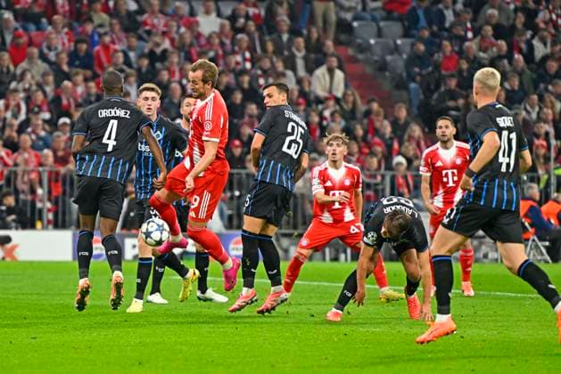 22 10 2025, Football UEFA Championsleague 2025 2026 Preliminary Round 3 Matchday, FC Bayern Munich Club Brugge, at Allianz Arena Munich Harry Kane FC Bayern Munich vs. all players from Brugge DFL and DFB regulations prohibit any use of photographs as image sequences and or quasi video