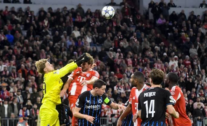 22 10 2025, xemx, Football UEFA Champions League, FC Bayern Muenchen Club Brugge v l Nordin Jackers Club Brugge , Harry Kane FC Bayern Muenchen Zweikampf, Aktion, action, battle for the ball DFL DFB REGULATIONS PROHIBIT ANY USE OF PHOTOGRAPHS as IMAGE SEQUENCES and or QUASI VIDEO Muenchen