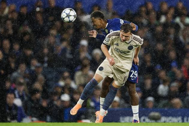 LONDON - (l-r) Wesley Fofana of Chelsea FC, Mika Godts of Ajax during the UEFA Champions League match between Chelsea FC and AFC Ajax at Stamford Bridge on October 22, 2025, in London, United Kingdom. ANP MAURICE VAN STEEN UEFA Champions League 2025-2026 xVIxANPxSportx xxANPxIVx 539995816 originalFilename: 539995816.jpg