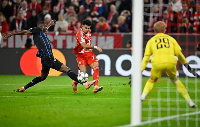 Duel, action Joel Ordonez Club Brugge FC Bruegge 04 vs Luis Diaz FC Bayern Muenchen FCB 14 Goalkeeper Nordin Jackers Club Brugge FC Bruegge 29 FC Bayern Muenchen FCB vs Club Brugge FC Bruegge Matchday 03 22 10 2025 DFL REGULATIONS PROHIBIT ANY USE OF PHOTOGRAPHS AS IMAGE SEQUENCES AND OR QUASI VIDEO FC Bayern Muenchen FCB vs Club Brugge FC Bruegge