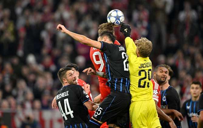Penalty area scene, Goal area scene header duel duel action goalkeeper Nordin Jackers Club Brugge FC Bruegge 29 vs Harry Kane FC Bayern Muenchen FCB 09 Aleksandar Stankovic Club Brugge FC Bruegge 25 Brandon Mechele Club Brugge FC Bruegge 44 FC Bayern Muenchen FCB vs Club Brugge FC Bruegge Matchday 03 22 10 2025 DFL REGULATIONS PROHIBIT ANY USE OF PHOTOGRAPHS AS IMAGE SEQUENCES AND OR QUASI VIDEO FC Bayern Muenchen FCB vs Club Brugge FC Bruegge