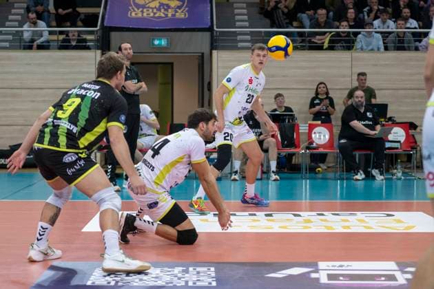 1 Volleyball Bundesliga Season 2025 2026 VC Bitterfeld Wolfen vs Helios Grizzlys Giesen Halle, Germany October 22, 2025 In the picture Miguel Sinfronio Giesen and Lars Migge Giesen Halle Saale SWH Arena Sachsen Anhalt Germany