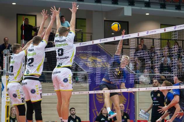 1 Volleyball Bundesliga Season 2025 2026 VC Bitterfeld Wolfen vs Helios Grizzlys Giesen Halle, Germany October 22, 2025 In the picture from left Lars Migge Giesen , Jakob Günthör Guenthoer Giesen , Mateusz Borkowski Giesen and Samuel Schellenberg Bitterfeld Halle Saale SWH Arena Sachsen Anhalt Germany