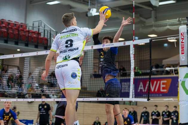 1 Volleyball Bundesliga Season 2025 2026 VC Bitterfeld Wolfen vs Helios Grizzlys Giesen Halle, Germany October 22, 2025 Pictured from left Mateusz Borkowski Giesen and Sebastian Lara Bitterfeld Halle Saale SWH Arena Sachsen Anhalt Germany