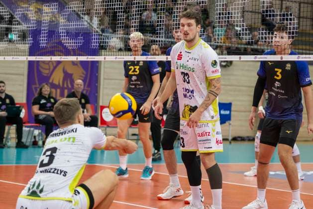 1 Volleyball Bundesliga Season 2025 2026 VC Bitterfeld Wolfen vs Helios Grizzlys Giesen Halle, Germany October 22, 2025 In the picture from left Mateusz Borkowski Giesen and Ilja Ivanov Giesen Halle Saale SWH Arena Sachsen Anhalt Germany