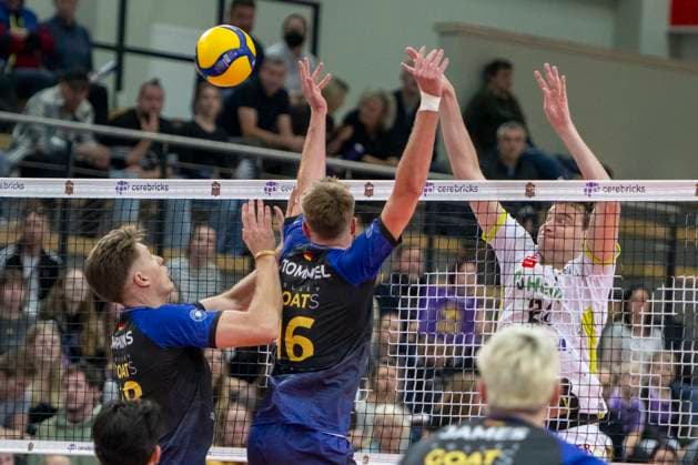 1 Volleyball Bundesliga Season 2025 2026 VC Bitterfeld Wolfen vs Helios Grizzlys Giesen Halle, Germany October 22, 2025 In the picture from left Dax Tompkins Bitterfeld ,Paul Stommel Bitterfeld and Austin Wilmot Giesen Halle Saale SWH Arena Sachsen Anhalt Germany