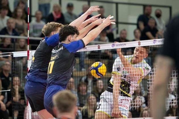 1 Volleyball Bundesliga Season 2025 2026 VC Bitterfeld Wolfen vs Helios Grizzlys Giesen Halle, Germany October 22, 2025 In the picture from left Tom Borchert Bitterfeld ,Nick Breitenbach Bitterfeld and Mateusz Borkowski Giesen Halle Saale SWH Arena Sachsen Anhalt Germany