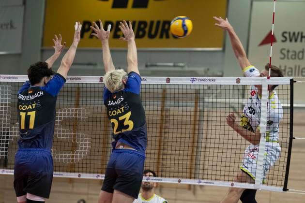 1 Volleyball Bundesliga Season 2025 2026 VC Bitterfeld Wolfen vs Helios Grizzlys Giesen Halle, Germany October 22, 2025 In the picture from left Nick Breitenbach Bitterfeld , Samuel Schellenberg Bitterfeld and Lars Migge Giesen Halle Saale SWH Arena Sachsen Anhalt Germany