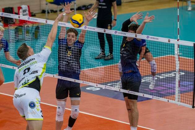 1 Volleyball Bundesliga Season 2025 2026 VC Bitterfeld Wolfen vs Helios Grizzlys Giesen Halle, Germany October 22, 2025 In the picture from left Mark Rura Giesen , Dax Tompkins Bitterfeld and Sebastian Lara Bitterfeld Halle Saale SWH Arena Sachsen Anhalt Germany