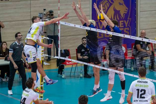 1 Volleyball Bundesliga Season 2025 2026 VC Bitterfeld Wolfen vs Helios Grizzlys Giesen Halle, Germany October 22, 2025 In the picture from left Lars Migge Giesen , Dax Tompkins Bitterfeld Wolfen and Dax Tompkins Bitterfeld Halle Saale SWH Arena Sachsen Anhalt Germany