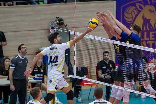 1 Volleyball Bundesliga Season 2025 2026 VC Bitterfeld Wolfen vs Helios Grizzlys Giesen Halle, Germany October 22, 2025 In the picture from left Juan Manuel Gonzalez Limon Giesen , Paul Stommel Bitterfeld and Dax Tompkins Bitterfeld Halle Saale SWH Arena Sachsen Anhalt Germany