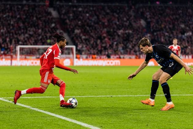 UEFA Champions League FC Bayern Munich vs Club Brugge KV, 22 10 2025 MUNICH, GERMANY OCTOBER 22 Michael Olise FC Bayern Munich, 17 defends the ball against Bjorn Meijer Club Brugge KV, 14 during the UEFA Champions League match between FC Bayern Munich vs Club Brugge KV at Allianz Arena on matchday 3 of the UEFA Champions League Season 2025 26 on October 22, 2025 in Munich, Germany Copyright: xBEAUTIFULxSPORTS Wunderlx
