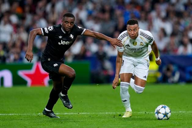 ESP: Real Madrid v Juventus. UEFA Champions League. Matchday 3. Pierre Kalulu of Juventus FC and Kylian Mbappe of Real Madrid CF during the UEFA Champions League match, between Real Madrid and Juventus, matchday 3, played at Santiago Bernabeu Stadium on October 22, 2025 in Madrid, Spain. kpng Copyright: xCesarxCebollax xPRESSINx MM_241022_RMA_JUV_2526_154