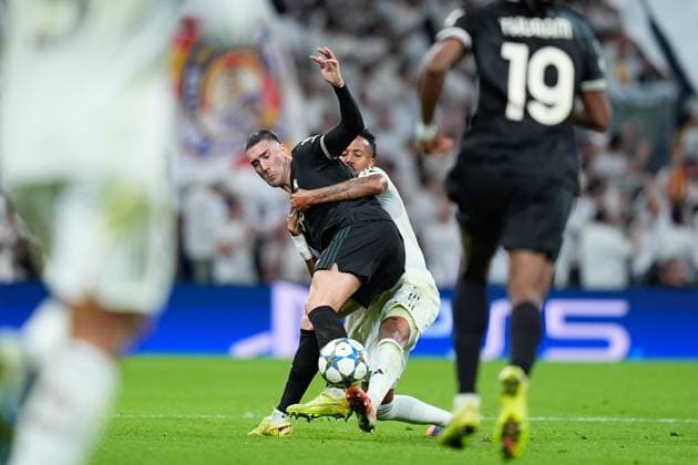 October 22, 2025, Madrid, Madrid, Spain: Dusan Vlahovic of Juventus and Eder Militao of Real Madrid CF compete for the ball during the UEFA Champions League 2025 26 League Phase MD3 match between Real Madrid C.F. and Juventus FC at Estadio Santiago Bernabeu on October 22, 2025 in Madrid, Spain. Madrid Spain - ZUMAa181 20251022_zaa_a181_197 Copyright: xDennisxAgyemanx