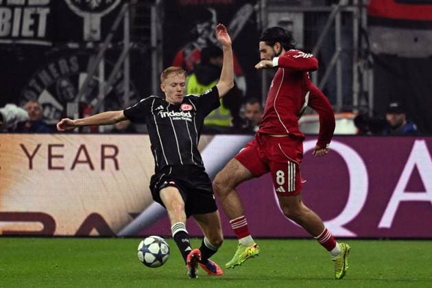22 10 2025, xpsx, Football UEFA Champions League, Eintracht Frankfurt FC Liverpool v l Hugo Larsson Eintracht Frankfurt Dominik Szoboszlai FC Liverpool FC Zweikampf, Aktion, action, battle for the ball DFL DFB REGULATIONS PROHIBIT ANY USE OF PHOTOGRAPHS as IMAGE SEQUENCES and or QUASI VIDEO Frankfurt am Main