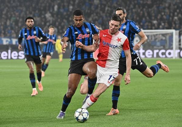 Atalanta v Slavia Prague - UEFA Champions League BERGAMO, ITALY, OCTOBER 22: Slavia Prague s Midfielder Lukas Provod (R) fight for the ball with Atalanta s Isak Hien during the League phase UEFA Champions League football match between Atalanta and Slavia Prague at the Bergamo Stadium in Bergamo, Italy, on October 22, 2025. Isabella Bonotto Anadolu Bergamo Italy. Editorial use only. Please get in touch for any other usage.  Copyright: x2025xAnadoluxIsabellaxBonottox